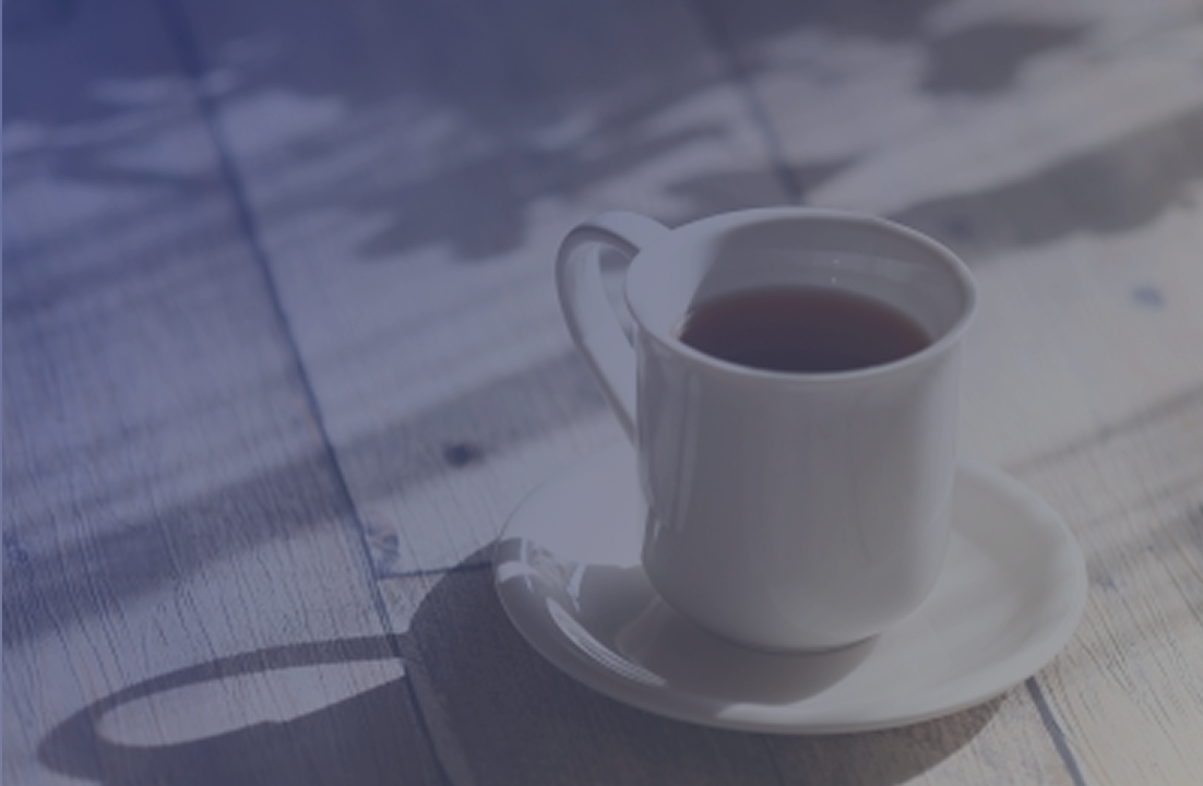 コーヒーカップとリラックスした休日のイメージ