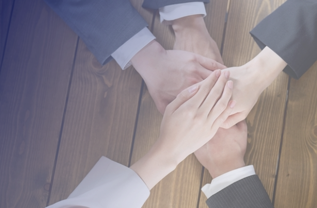 チームで手を重ねる協力と福利厚生のイメージ