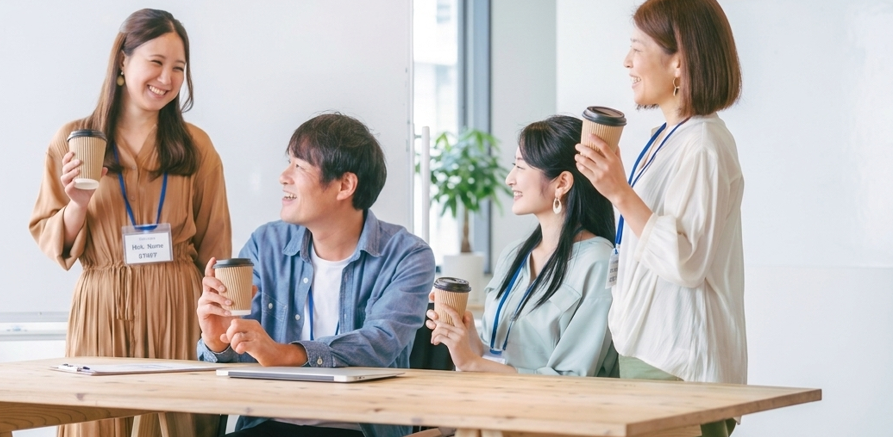 コーヒーを片手に談笑する社員たちの様子